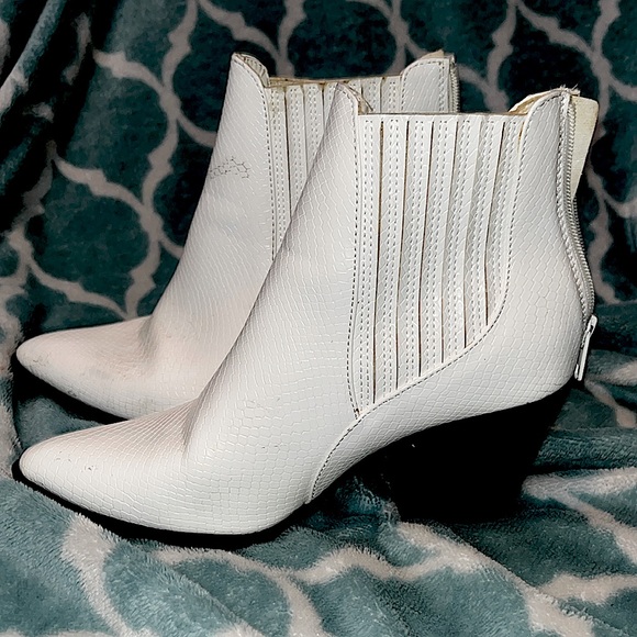 White dress ankle boots with pretty design - Picture 1 of 3